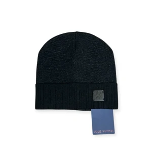 Lv Mössa - Helt ny mössa aldrig använd. Storlek One Size.. Kan frakta eller mötas i Haninge. Skriv gärna vid fler frågor, postar alltid inom 24h. (Alla bilder är tagna av mig)