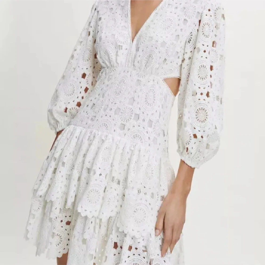 Vit broderad kortklänning med volang - 3
