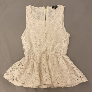 peplum spets topp - super vacker vit spetstopp!! storlek s enligt lappen men skulle säger att den sitter mer som m ❤️så söt för fester eller för vardagligt bruk 🥰