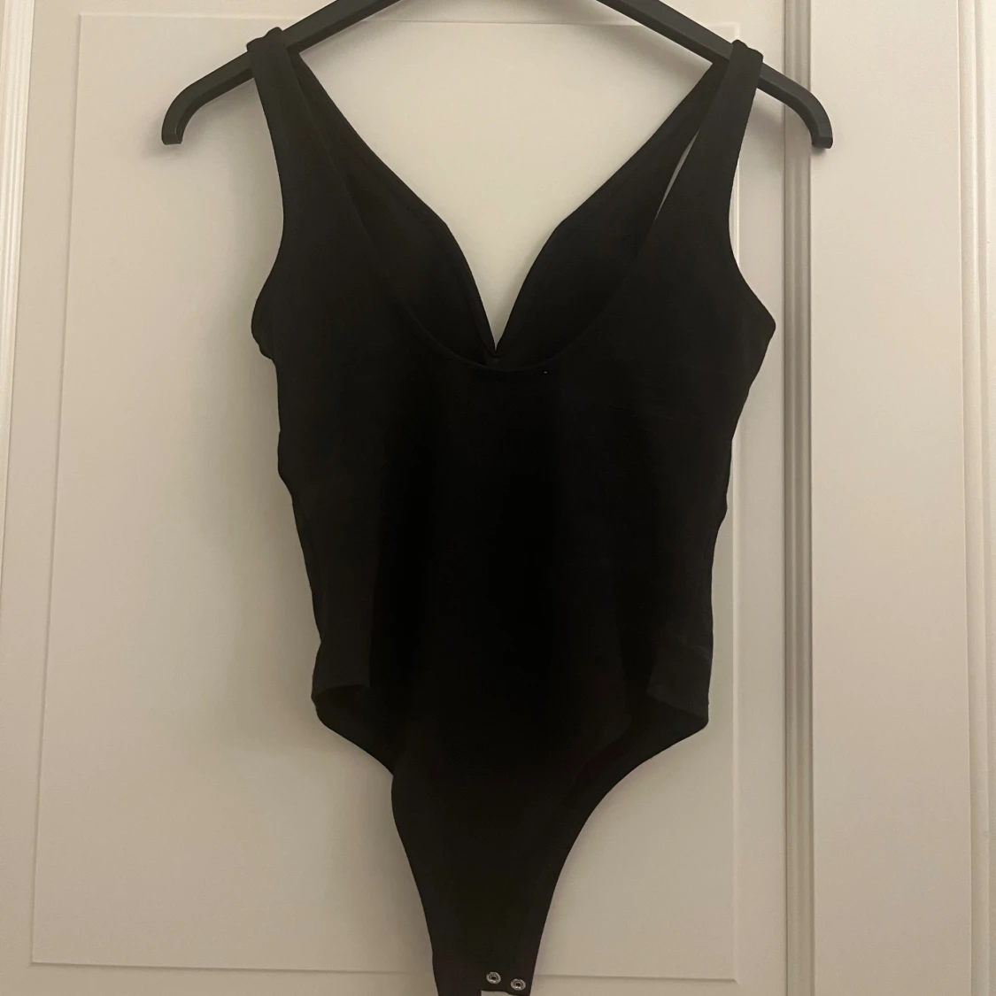 Svart body med v-ringning - 1