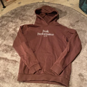 Peak performance hoodie  - Vinröd hoodie från peak performance. Fint skick. Storlek 170 