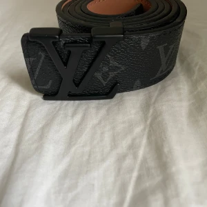 Louiss Vuitton bälte helt ny - Louiss Vuitton bälte helt ny och hållgörare ingår  helt ny är de väldigt snygg med fina detaljer följ gjärna våran TikTok Scandinavia_marke