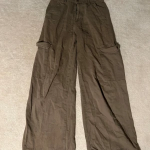 Coola cargo jeans  - Cargo jeans från mango.       Midjemått: 35cm Benöppning: 26cm Lår: 31cm Längd: 97cm Grenmått:27cm