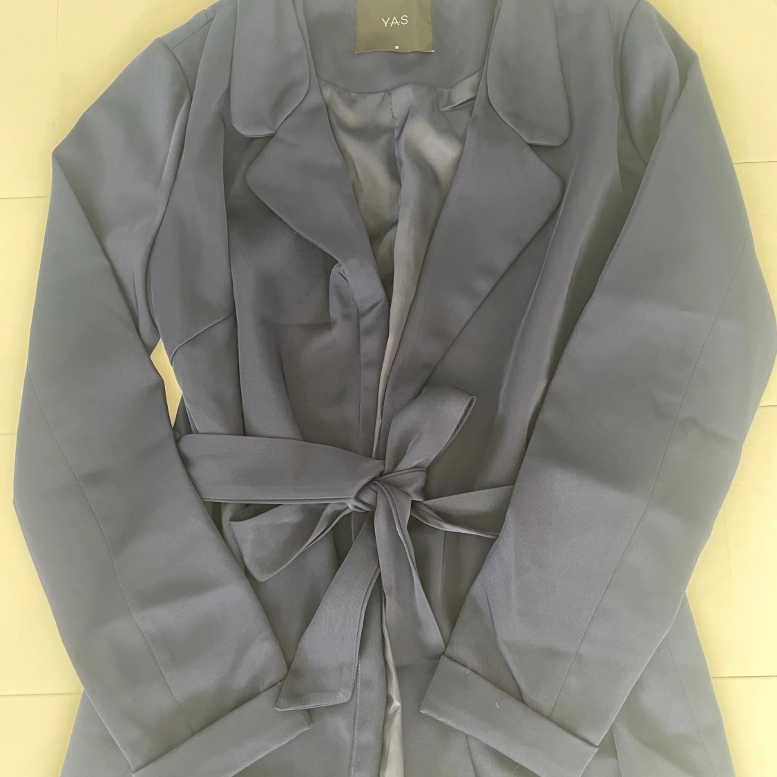 Mörkblå trenchcoat från Y.A.S - 2