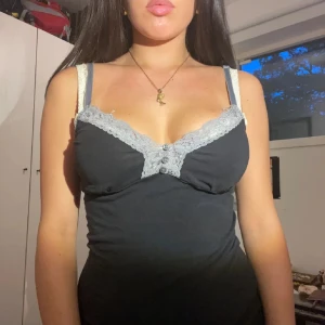 Spetslinne - Oroligt fint spetslinne som tyvärr inte kommer till användning längre. Från märket mango köpt second hand men i superfint skick!