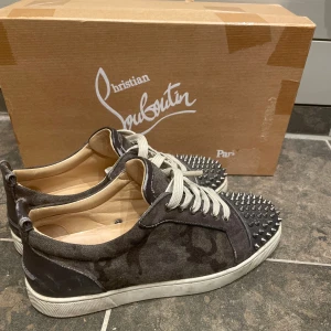 Louboutin skor - Säljer dessa feta loubutin skor som är unika och är även äkta. Perfekt för att sticka ut. Priset kan diskuteras hör av er vid minsta fråga✅😁