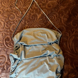 Ljusblå axelbandslös kortklänning - En Topp med öppen rygg som har två band som kan knyter bakom nacken. 🩵❄️ St. XS,S,M