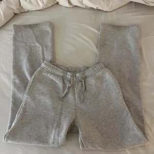 Grå mjukisbyxor Gina - Säljer ett par ljusgrå mjukisbyxor med resår och snörning i midjan. Från Gina tricot