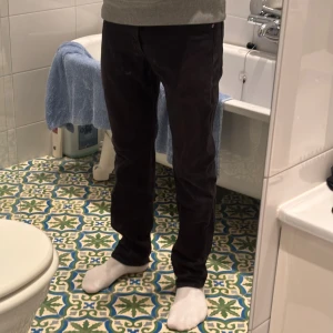 Svarta Levi's 501 jeans W29 L32 - Svarta Levi's 501 jeans med klassisk rak passform. Jeansen har en snygg, mörk tvätt och är tillverkade i slitstarkt bomullstyg. Perfekta för dig som gillar en tidlös och clean look.