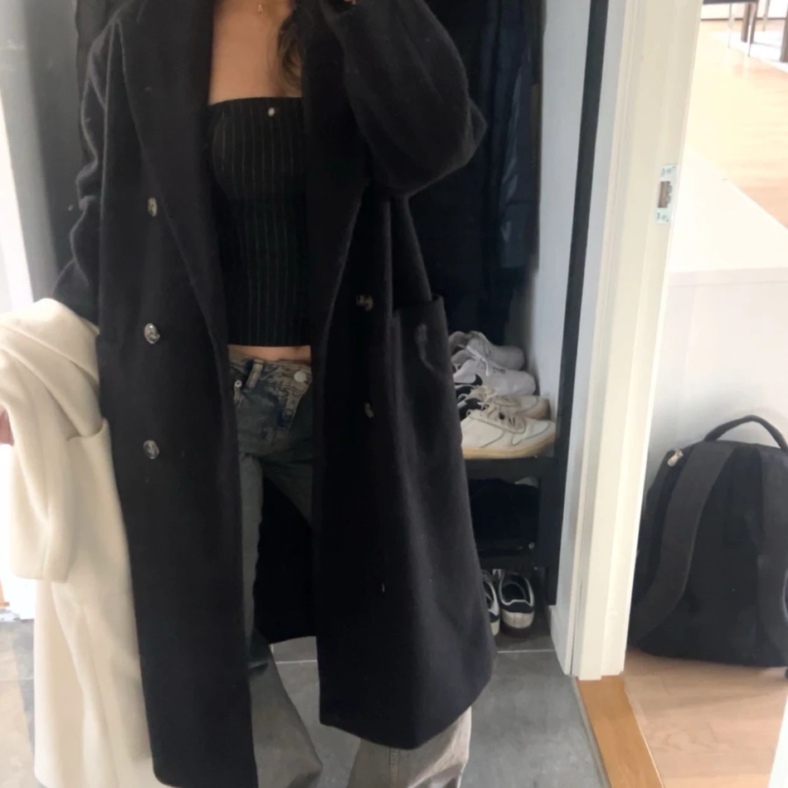 Svart lång kappa med knappar - 1