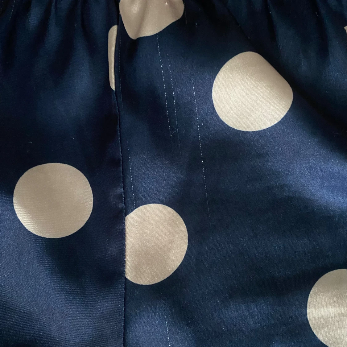 Mörkblå prickiga pyjamasshorts i satin - 2