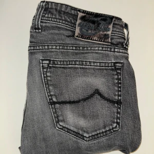 Jacob Cohen jeans - Säljer ett par feta Jacob cohen jeans. Storlek 33 i byxorna men sitter som ungefär W30, L32 i till exempel nudie jeans. Hör av er vid frågor!
