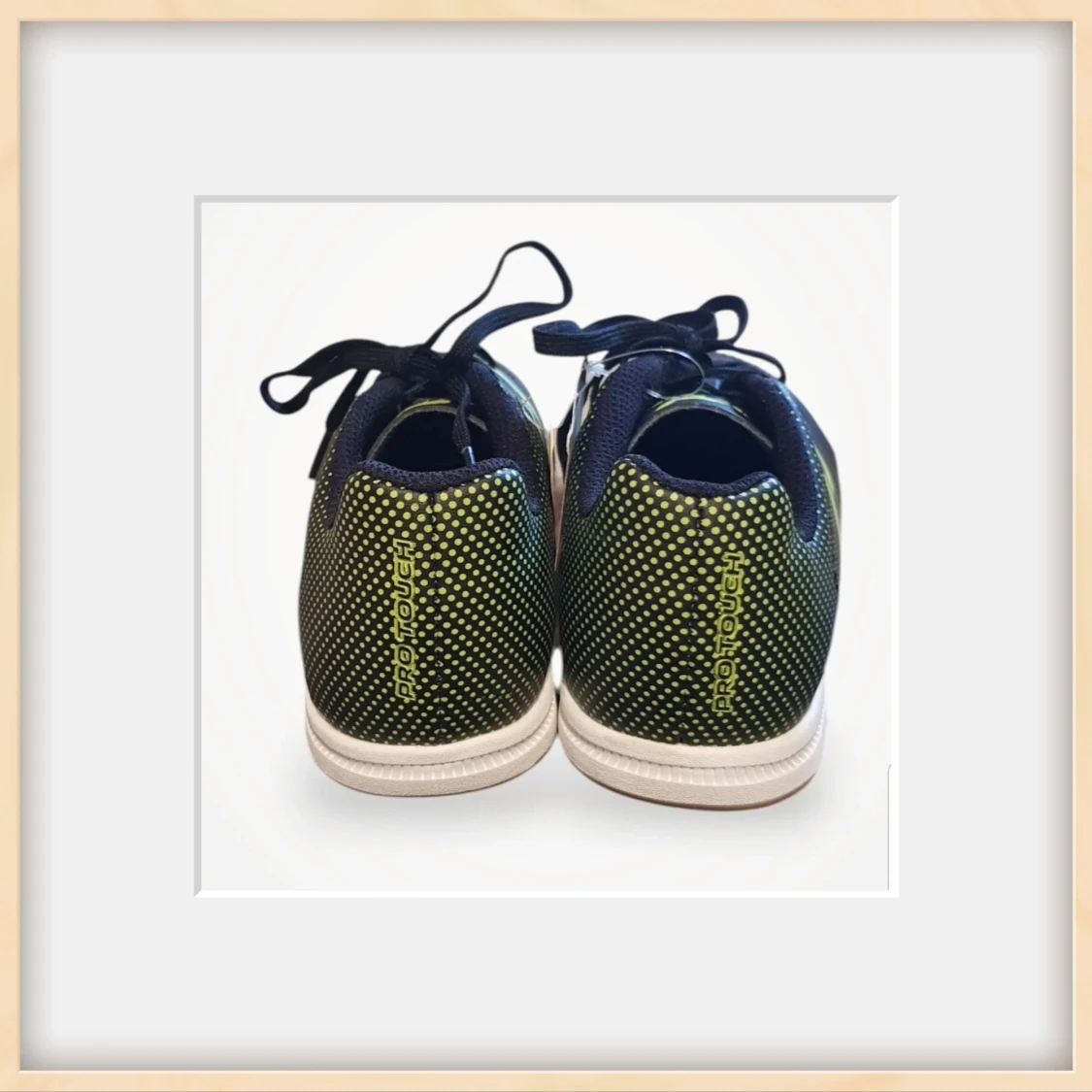 Oanvända Pro Touch fotbollsskor, strl 31 - 2