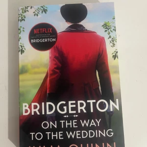 Bridgerton: On the Way to the Wedding - Upptäck den romantiska och dramatiska världen i Bridgerton! Denna bok är inspirationen till den populära Netflix-serien och bjuder på kärlek, intriger och historisk elegans. Perfekt för dig som älskar romantik och spännande berättelser.