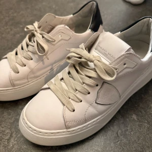 Philippe Model vita sneakers - Snygga vita sneakers från Philippe model, storlek 39. Mycket bra skick:)