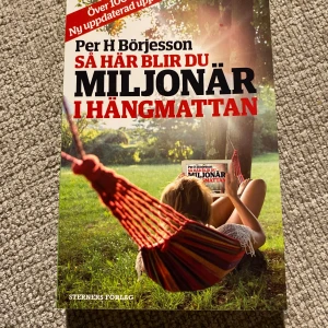 Så här blir du miljonär i hängmattan - Vill du lära dig hur du kan bli miljonär på ett avslappnat sätt? Den här boken ger dig smarta tips om ekonomi och investeringar, perfekt för unga vuxna som vill ta kontroll över sin framtid – utan stress.