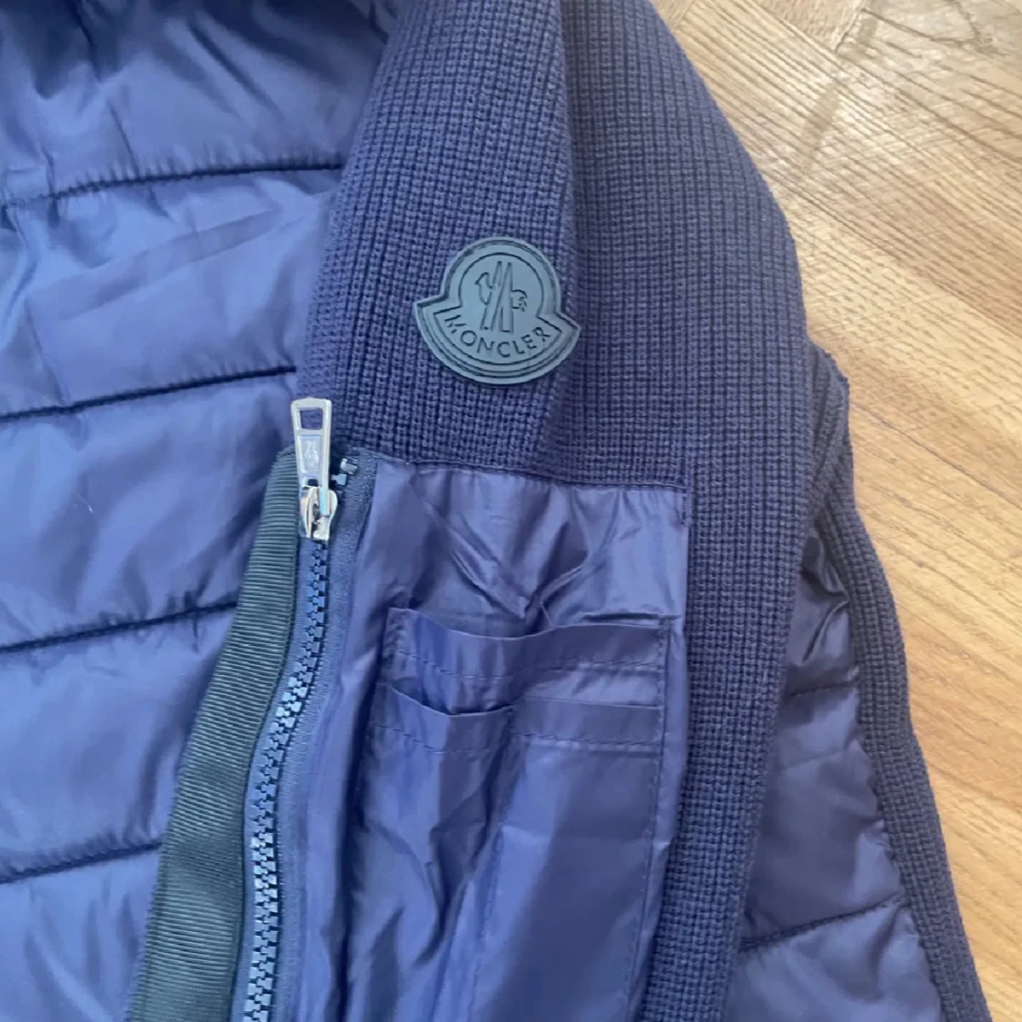 Mörkblå pufferjacka från Moncler - 1