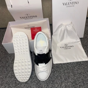 Valentino Rockstud - Säljer dessa fina Valentinos i riktigt bra skick.  Modellen rockstud med de extra nitarna. Allt på bilden medföljer. Priset kan diskuteras något!🙂