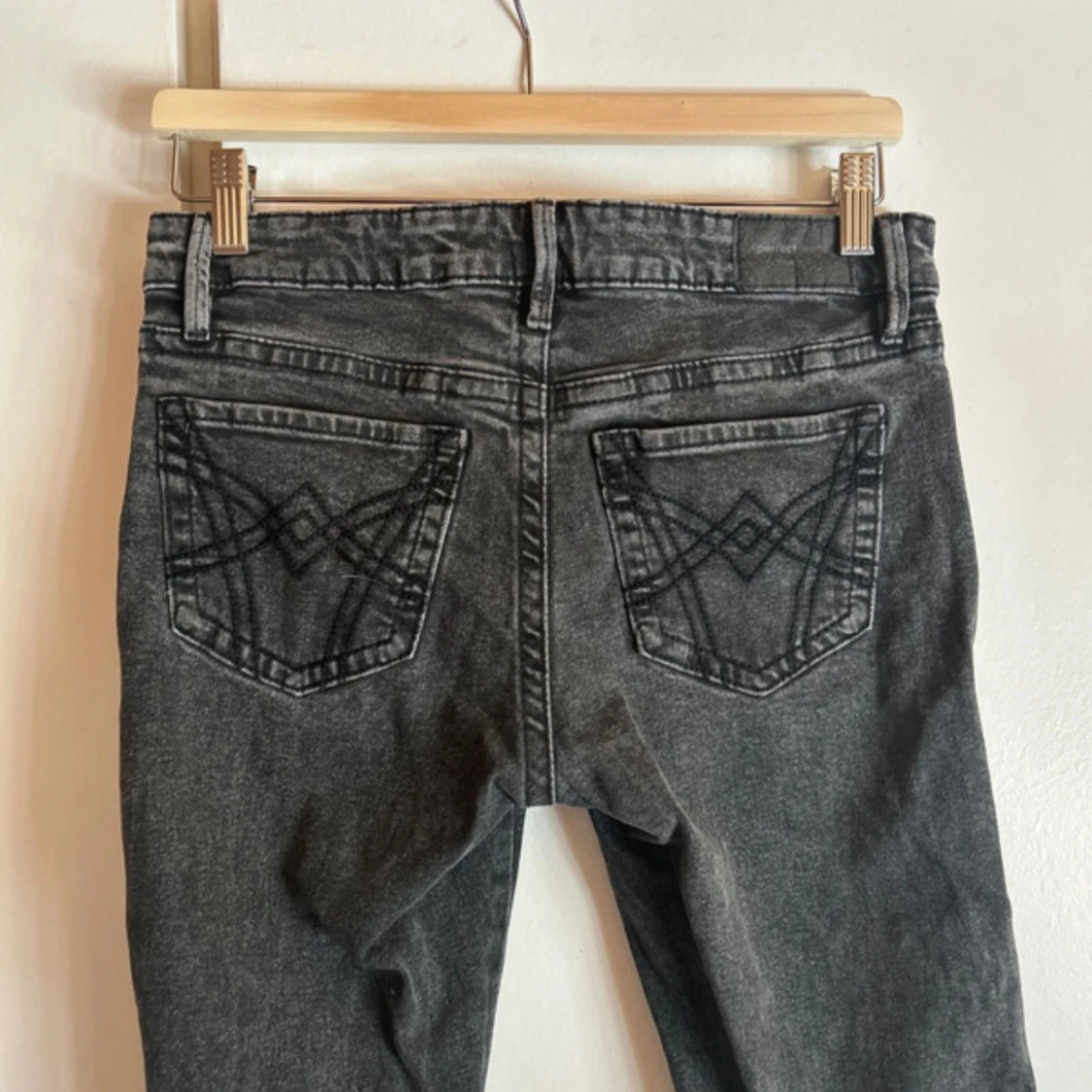 Svarta bootcut jeans från Gina tricot - 3