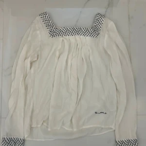 Blus  - Säljer denna blus från MQ 