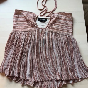 Topp, Isabel Marant, S - Halterneck topp från Isabel Marant i storlek S, fint skick förutom en lös tråd (se bild 5) men inget som märks enligt mig!