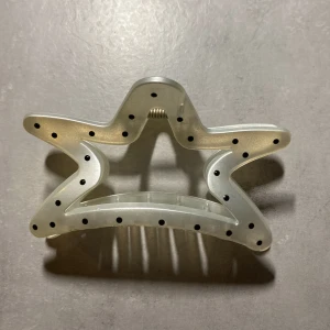 Prickig hårklämma   - Sååå gullig hårklämma som är prickig och formad till en stjärna ⭐️ alldrig använd och den kommer inte till användning. 