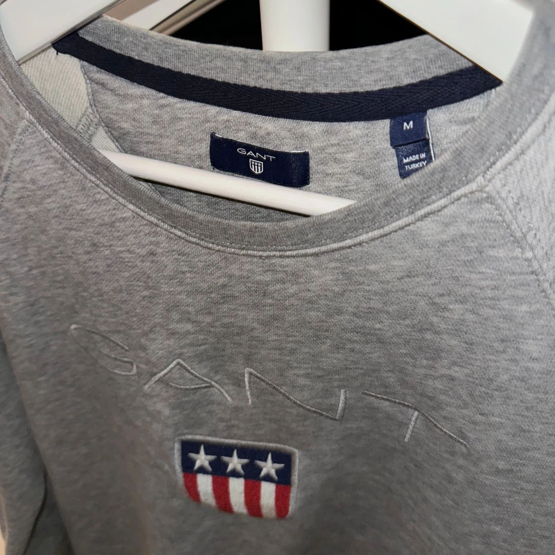 Grå sweatshirt från GANT med broderi - 1