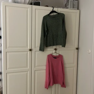 Stickade tröjor från veromoda  - Två mysiga stickade tröjor i grönt och rosa med rund hals och ribbade ärmar.💕 Båda har lång ärm och klassisk passform som funkar till det mesta.🩷Båda är i storlek xs