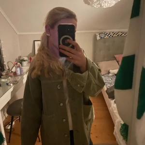 Zara jeansjacka💘💞💘 - Säljer min gröna jeansjacka från Zara!! Nytt skick, storlek S men passar mig som har xs🥰 Pris kan diskuteras vid snabb & smidig affär