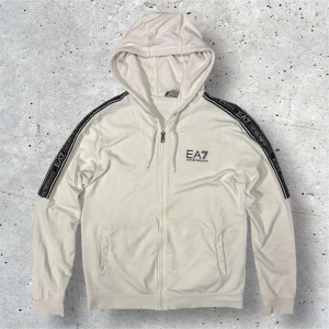 Armani Zip Hoodie - Säljer denna vita zip-hoodien från Emporio Armani. Hoodien är i stl XL men passar också L, mycket bra skick utan några tecken på användning. Hör av er vid intresse, pris kan diskuteras vid snabb affär! 