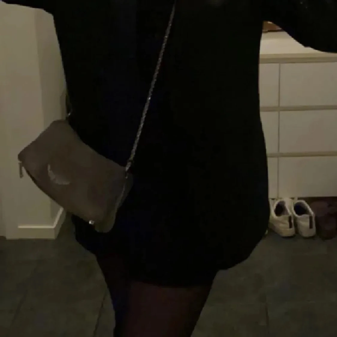 Gråa Zadig väska i mocka 