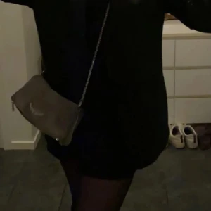 Gråa Zadig väska i mocka  - Säljer en jättefin grå väska från Zadig då jag inte använder den längre💗den har en lite fläck som man kan se på sista bilden annars har den inga skador. Pris går att diskutera💗