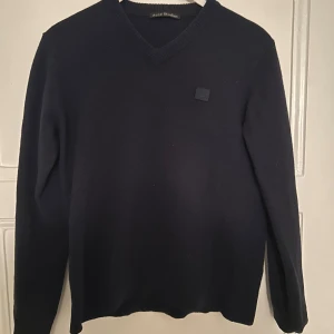 Stickad acne tröja - Säljer nu en schysst stickad acne tröja som är perfekt när vi närmar oss kallare tider! Tröjan har den klassiska acne märket. Hör av dig vid frågor eller funderingar! MVH