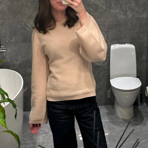 Rosa stickad tröja med vida ärmar - Superfin rosa stickad tröja med rund hals och extra vida, långa ärmar. Tröjan har en enkel och stilren design som passar perfekt till jeans eller kjol. Mjuk och skön att bära, perfekt för kyligare dagar. Ifrån arket. Storlek Xs passar även S. Köptes för 2 veckor sedan, använd två gånger nypris:800