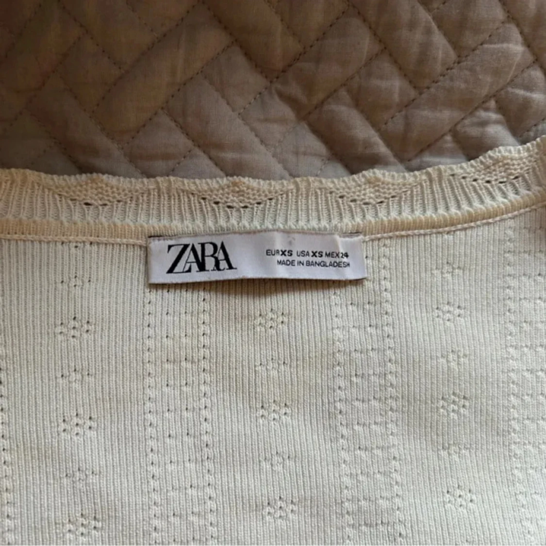 Vit croppad topp med knappar från Zara - 3