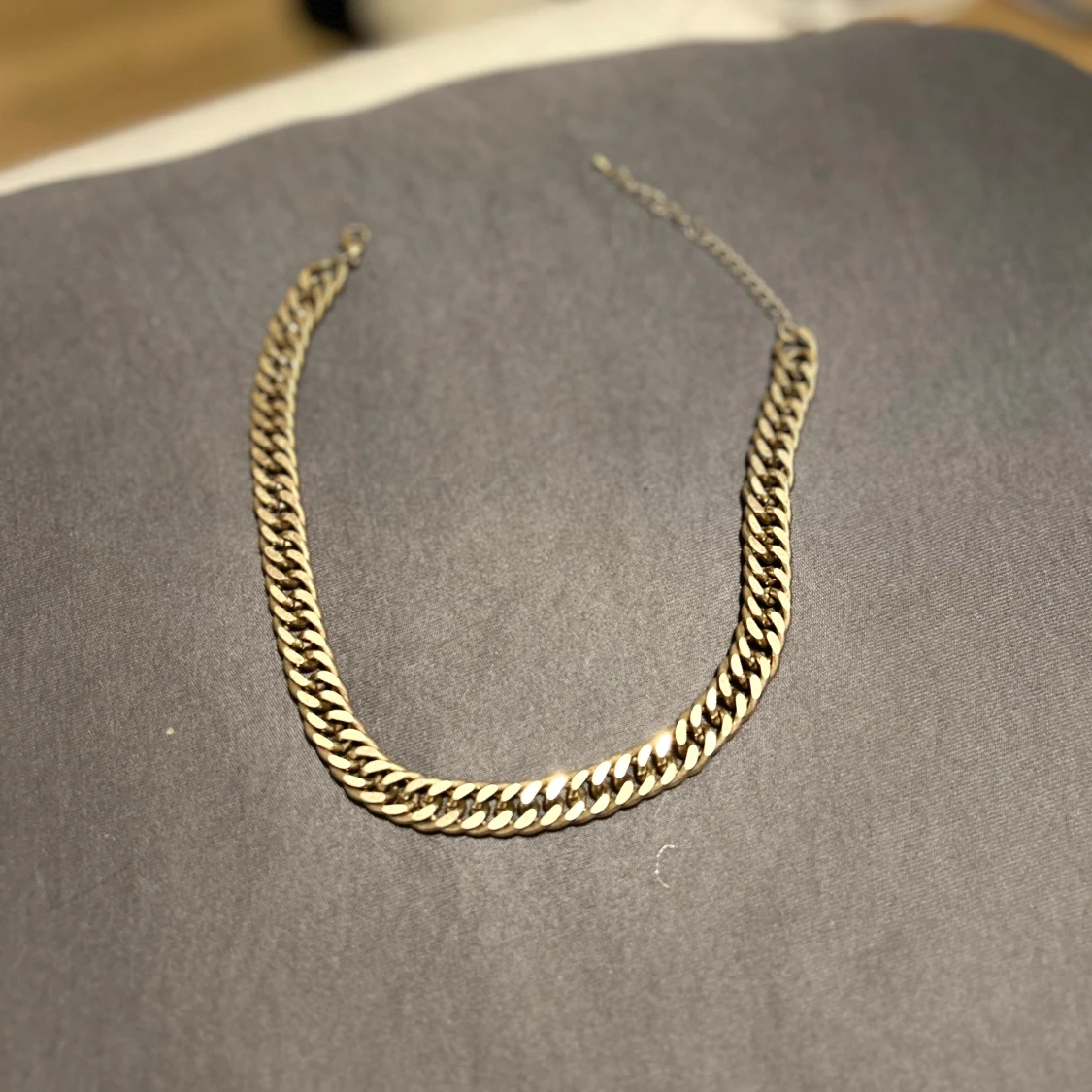 Kedjehalsband i guldfärg