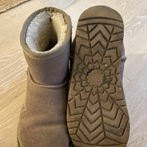 Grå/beige vinter skor - Grå/beiga vinter skor från sofie shnoor storlek 36