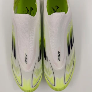 F50 fotbollsskor adidas  - Säljer ett par adidas F50 (utan box) på grund av att storleken är för stor, har inte använt fotbollsskor på fotbollsplan utan bara testat dom, vid funderingar skriv gärna, Priset kan diskuteras. 