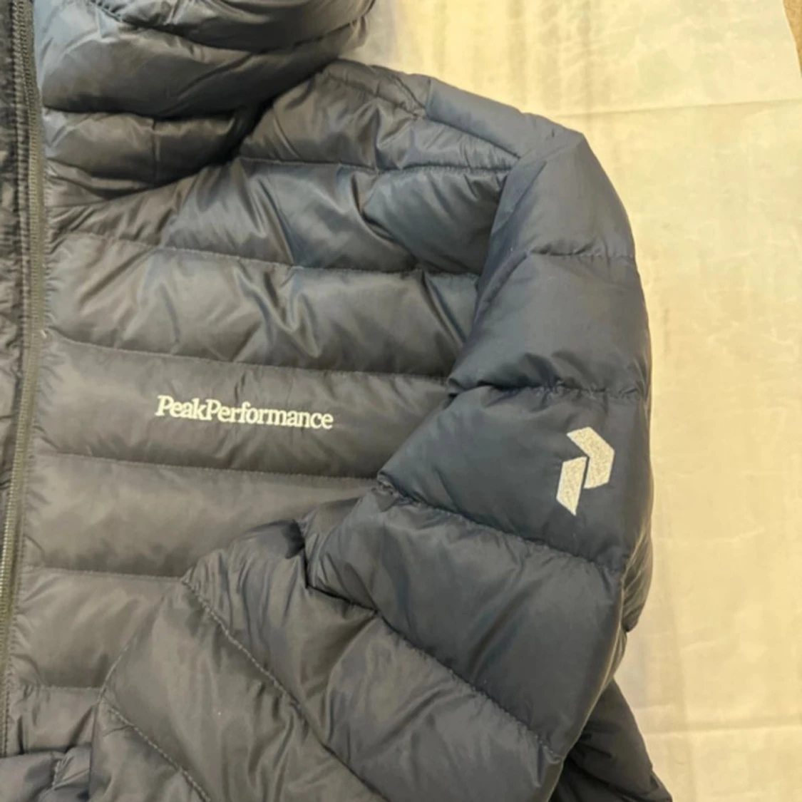 Svart Peak Performance dunjacka med huva - 2