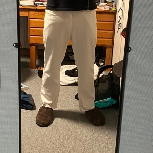 Vita raka jeansbyxor med dragkedja - Säljer ett par stilrena vita jeansbyxor med rak passform och klassisk dragkedja framtill. Byxorna har fickor både fram och bak samt bälteshällor. Perfekta för dig som vill ha en clean och fräsch look. Skriv om du vill ha mått👍Hör av dig om du undrar nått 