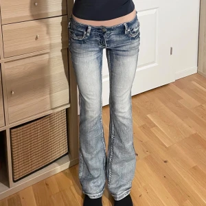 Ljusblå bootcut miss me liknande jeans  - Jätte fina lågmidjade unika jeans från Amethyst, strl S🩷 // midja 38cm tvärsöver, innerbenslängd 81cm