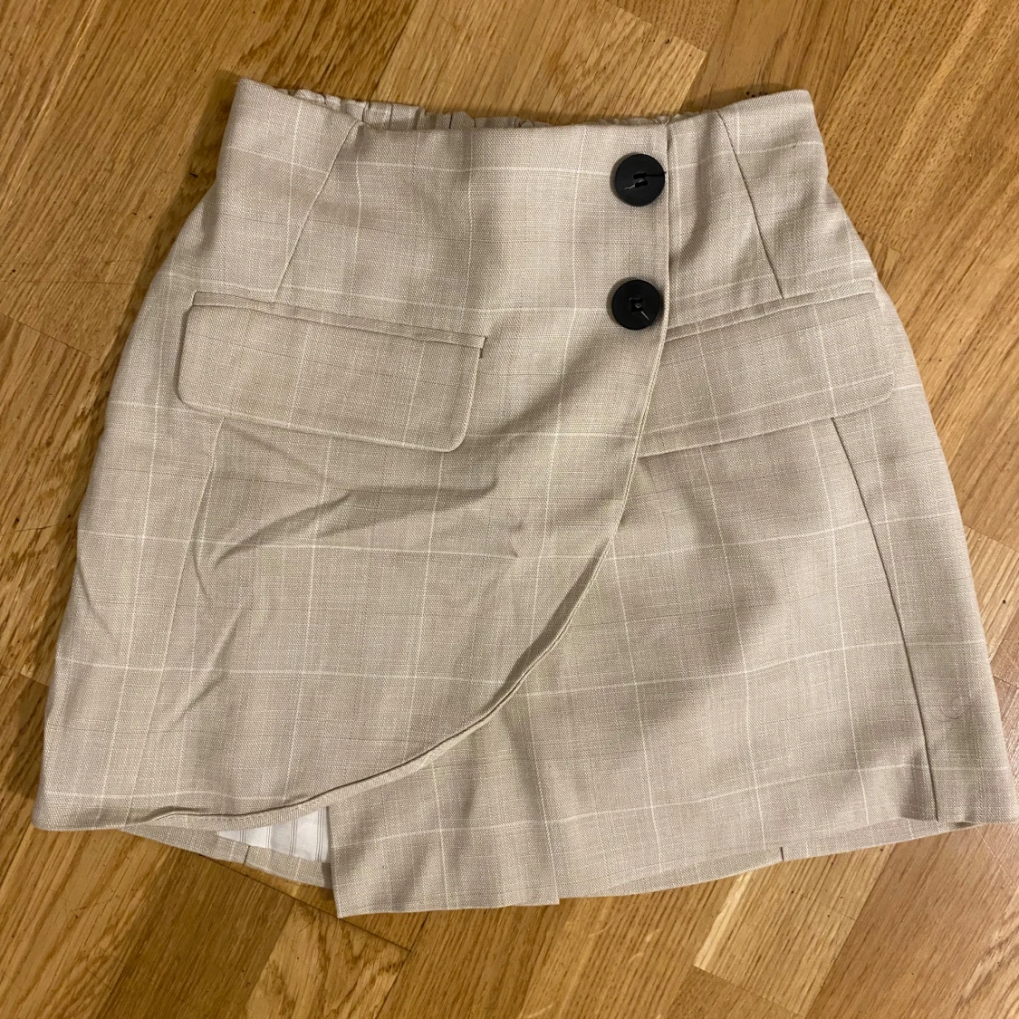 Beige rutig omlottkjol från Bershka