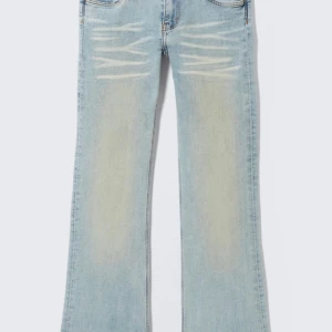 Snygga Cheap Monday jeans - Säljer ett par jättesnygga lågmidjade jeans från Cheap Monday i storlek 23/30. (Bootcut) Endast använda några gånger, inga defekter. Säljer då de tyvärr är för små💘