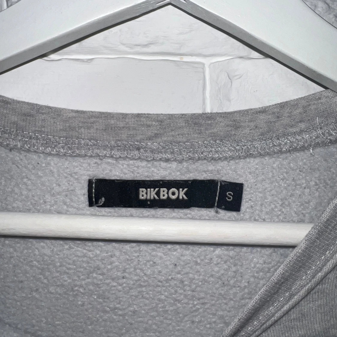 Grå croppad sweatshirt från BikBok - 1