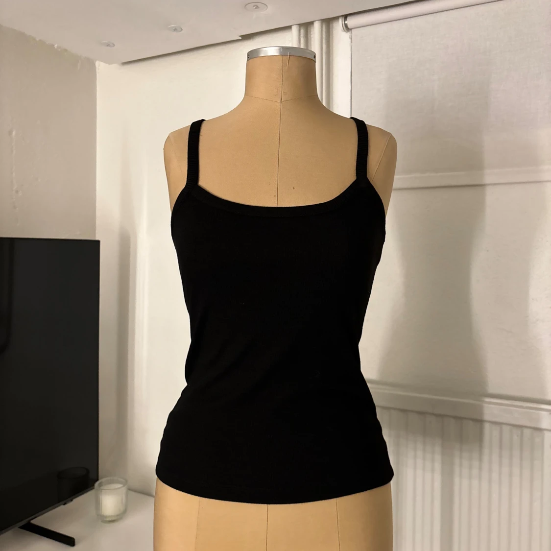 Svart ribbad linnetopp med smala axelband från Nelly  - 2