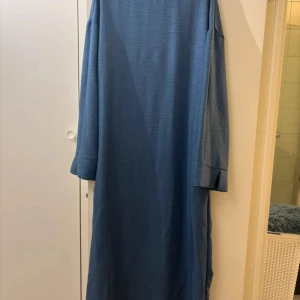 Blå abaya - Använt enstaka gånger, fina ärmar. Klänningen är stl L men passar mig fint som har stl S  Har liknande annonser på min sida, kika gärna☺️