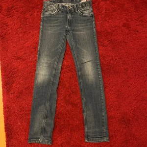 Pepe Jeans  blå - Snygga blå skinny jeans från Pepe Jeans, modell Draker. Klassisk femficksdesign med dragkedja och knapp framtill. Storlek 12 (barn)