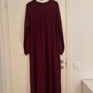 Vinröd abaya - Minns inte att jag har använt den, nyskick. Står ingen stl men skulle gissa stl S-M