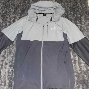 Under armour jacka - Under armoure vindjacka passar med allt, skön och flexibel perfekt för vardagen 
