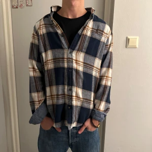Rutig Skjorta - Rutig Jack & Jones slim fit skjorta i storlek M. Riktigt bra skick, knappt använd! Snubben på bilden är 180 65 kg! Vid frågor hör av er. Må bäst! 